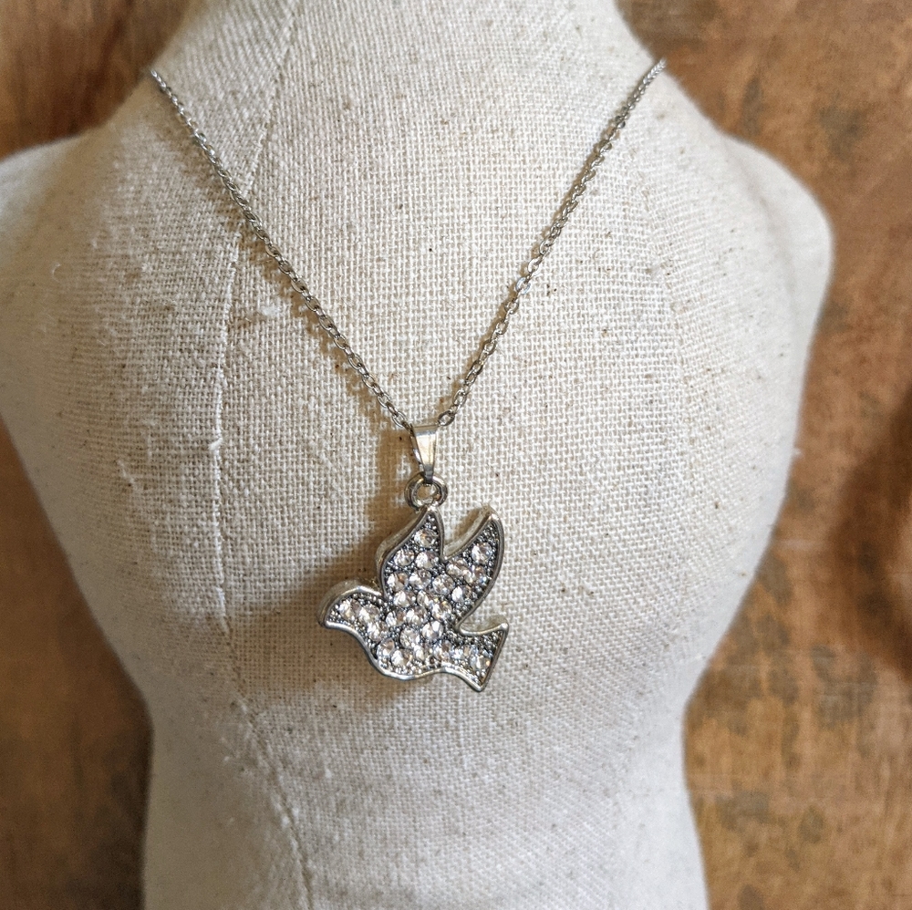 🌞🌞 NEW Silver Tone Rhinestone Dove Pendant Necklace Sparkly Gift
